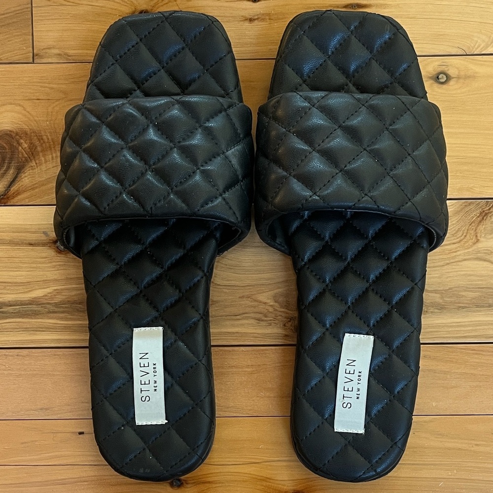 Quilted flat sandals NWOT